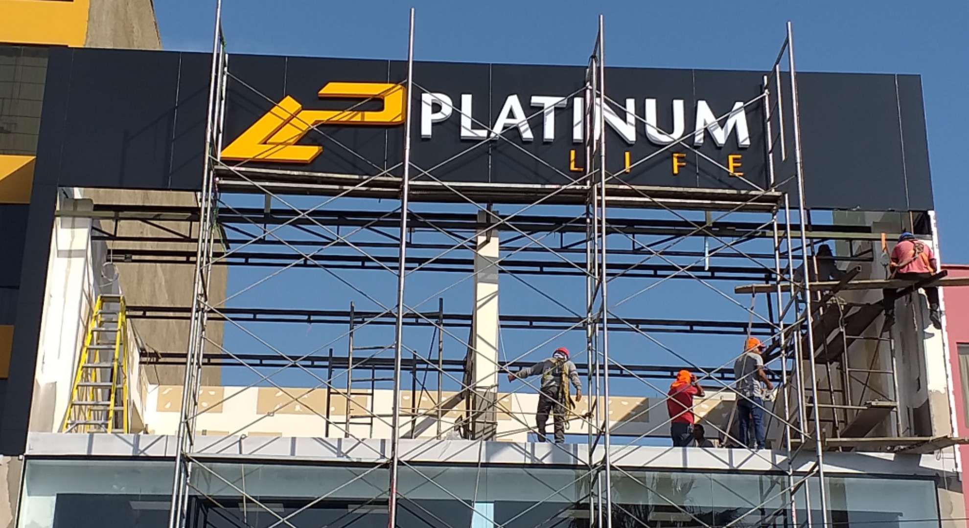 Imagen de uno de nuestros letreros en un local de Leña y Carbón